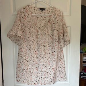 Floral  V neck Print Women's Top with Flutter Sleeves Size L (Fits like an XL)
